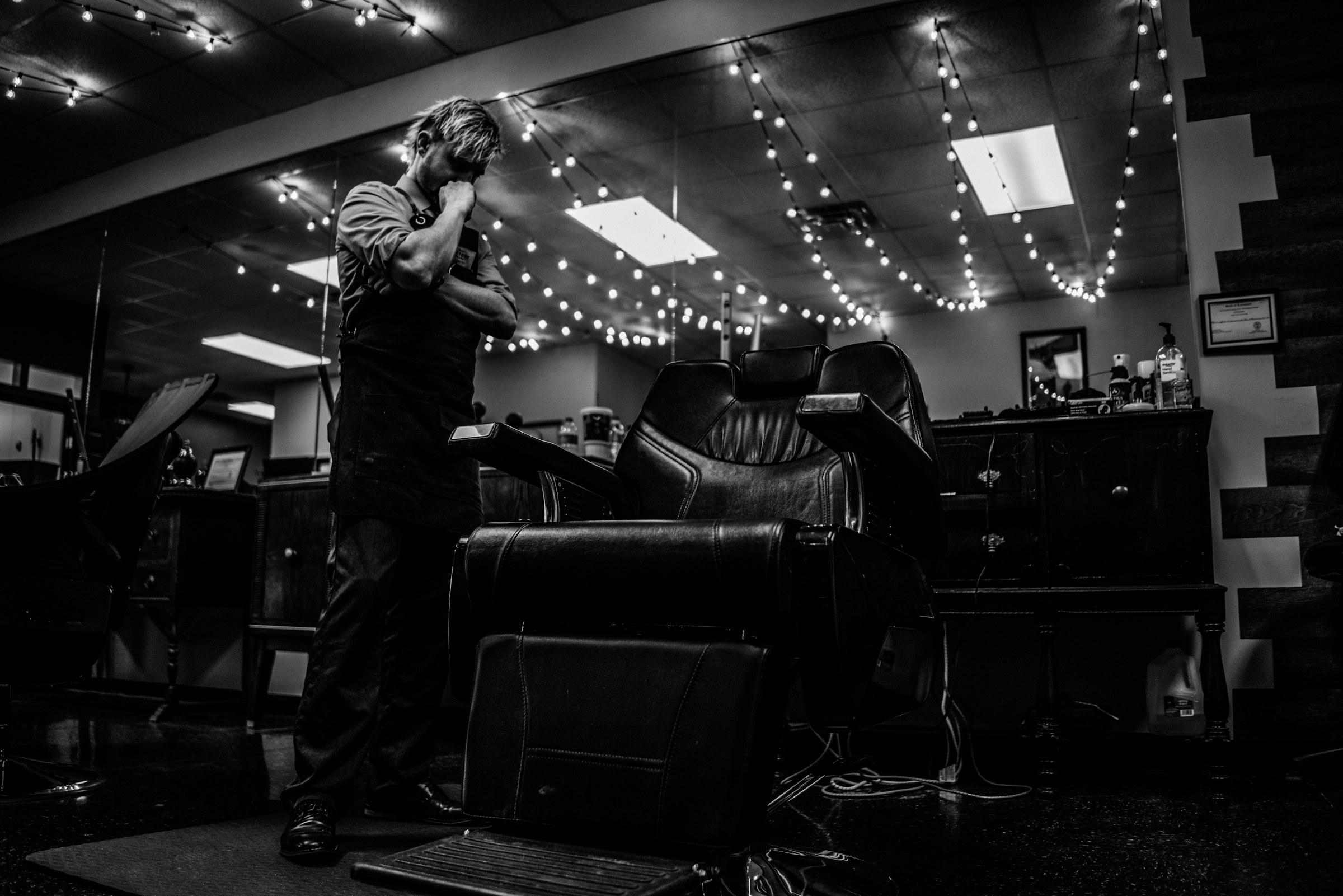 Interiér barbershopu, černobílá fotografie